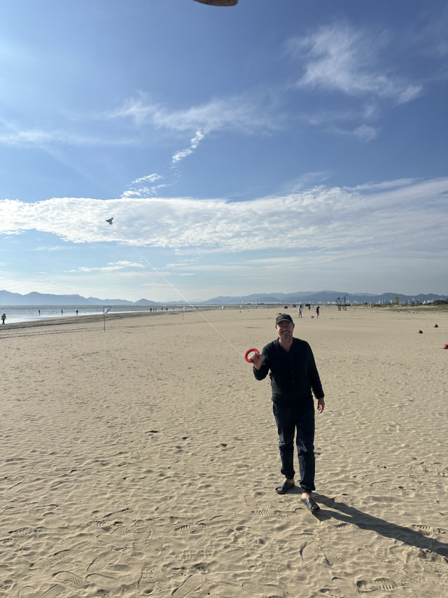 라울 발히가 연 날리기를 하고 있다. 김은영 기자 key66@