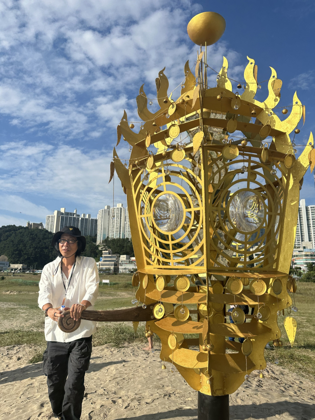 ‘알 그리고 등대’(2025)와 김상돈 작가. 김은영 기자 key66@