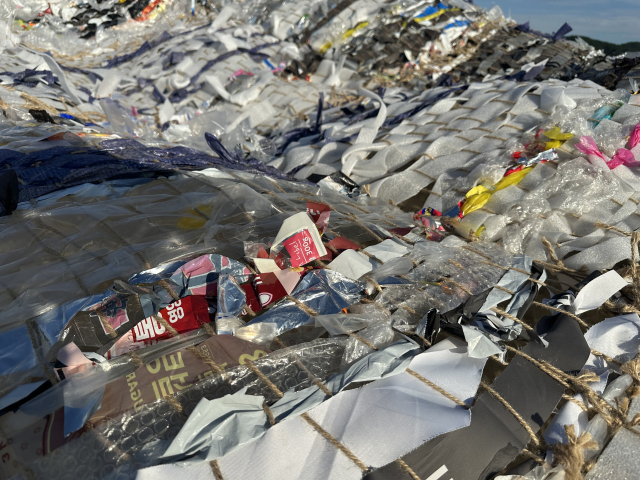 마티아스 케슬러 & 아멧 치벨렉 ‘아무것도 아닌 것에서 무언가를 만들기’(2025). 김은영 기자 key66@