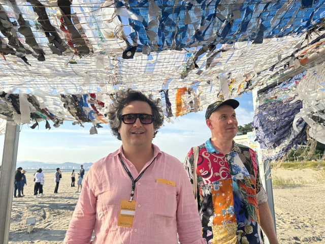 ‘아무것도 아닌 것에서 무언가를 만들기’(2025)를 선보인 마티아스 케슬러 & 아멧 치벨렉. 김은영 기자 key66@