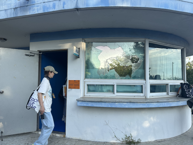 조형섭 ‘장기 초현실’(2025)을 선보이고 있는 옛 경비실. 김은영 기자 key66@