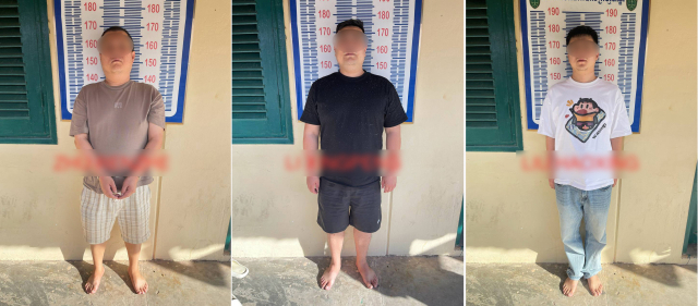 '온라인 스캠' 범죄조직과 전쟁에 나선 캄보디아 당국 합동단속반이 지난 8월 캄폿주에서 펼친 단속 작전에서 체포한 중국인들을 현지 크메르타임스가 보도했다. 이들 중국인 3명은 지난 8월 한국인 대학생이 캄보디아에서 고문당한 뒤 숨진 사건을 수사한 현지 검찰에 의해 살인 혐의로 재판에 넘겨졌다. 11일 캄보디아 국영 AKP 통신에 따르면 전날 캄보디아 깜폿지방검찰청은 살인과 사기 혐의로 A(35)씨 등 30∼40대 중국인 3명을 구속기소 했다. 이들은 지난 8월 캄보디아 깜폿주 보꼬산 인근에서 20대 한국인 대학생 B씨를 살해한 혐의를 받고 있다. 연합뉴스