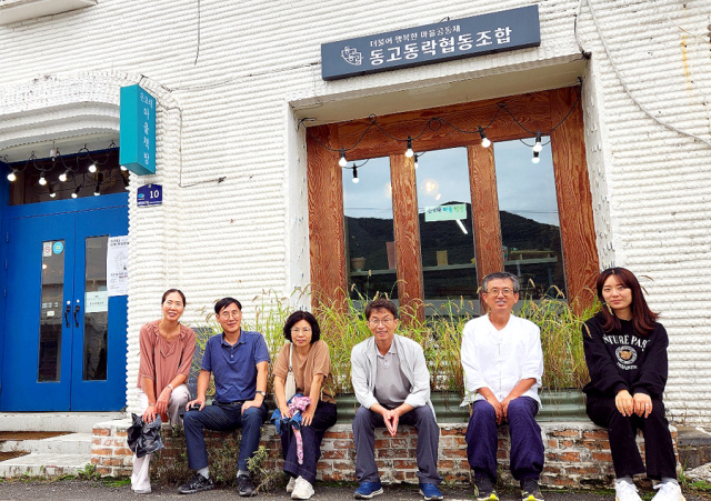 남해 동고동락협동조합 사람들. 김재형 제공