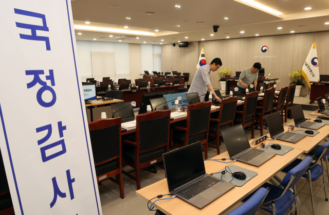 이재명 정부 들어 첫 국정감사를 앞둔 12일 정부세종청사 과학기술정보통신부에 마련된 국회 과방위 국정감사장에서 직원들이 막바지 준비에 한창이다, 연합뉴스