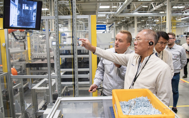 정의선 현대차그룹 회장이 체코공장 현지 임직원들과 함께 생산 라인을 점검하고 있다.현대차 제공