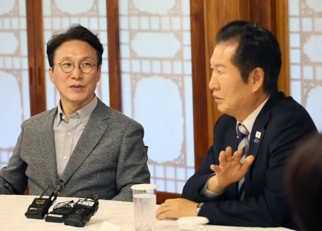 김민석 국무총리가 12일 서울 종로구 총리공관에서 열린 고위당정협의회에서 더불어민주당 정청래 대표 등 참석자들과 대화하고 있다. 연합뉴스