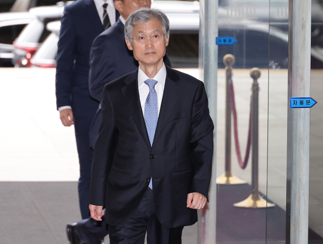 조희대 대법원장이 13일 국회 법제사법위원회 국정감사에 출석하기 위해 국회 본청으로 들어서고 있다. 연합뉴스