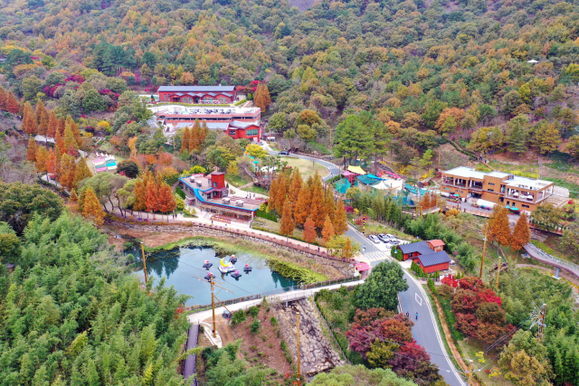 월아산 숲속의 진주 전경. 진주시 제공