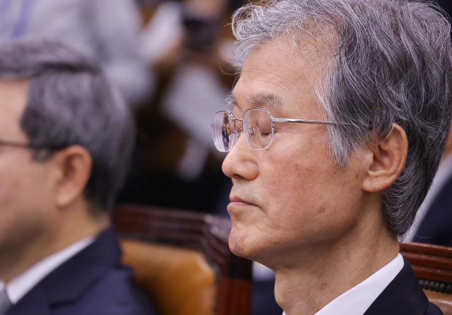 이재명 정부 첫 국정감사가 시작된 13일 서울 여의도 국회에서 열린 법제사법위원회 국정감사에 조희대 대법원장이 출석, 눈을 감고 있다. 연합뉴스