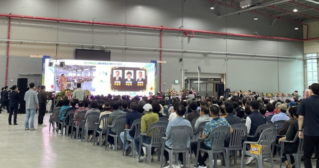 경남 김해시 강동에 문을 연 김해화훼종합유통센터가 13일 준공식을 열고 운영을 시작했다. 김해시 제공