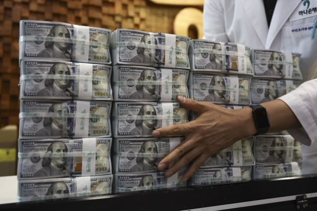 미중 무역갈등 재점화 등에 원달러 환율이 13일 1430원을 넘나들자 외환당국이 구두개입에 나섰다. 사진은 이날 서울 하나은행 위변조대응센터. 연합뉴스