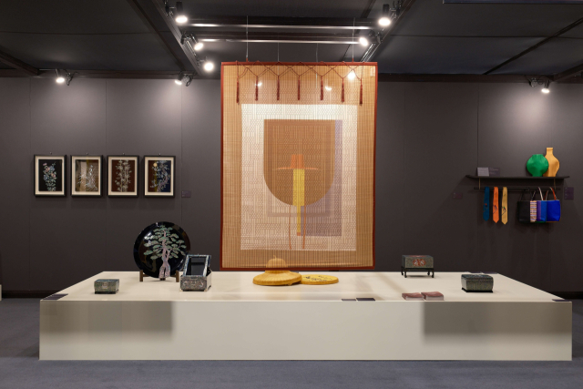 (재)통영문화재단은 지난 3일부터 7일까지 홍콩 컨벤션센터에서 열린 ‘2025 파인 아트 아시아(Fine Art Asia)’에 49점의 통영 공예 작품을 전시하며 큰 호응을 얻었다. 통영시 제공