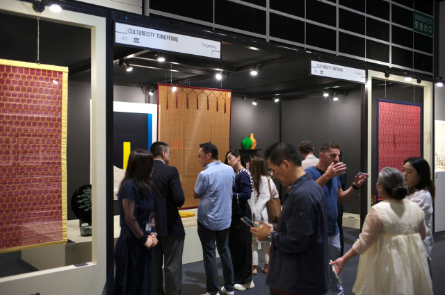 (재)통영문화재단은 지난 3일부터 7일까지 홍콩 컨벤션센터에서 열린 ‘2025 파인 아트 아시아(Fine Art Asia)’에 49점의 통영 공예 작품을 전시하며 큰 호응을 얻었다. 통영관을 찾은 관람객들은 통영 대발과 나전 그리고 통영 사에 높은 관심을 보였다. 통영시 제공