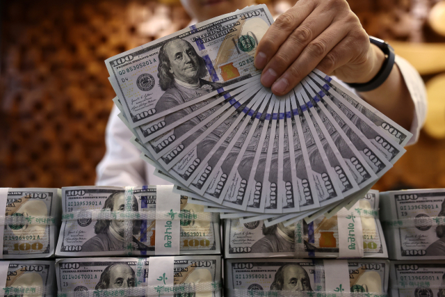 미국과 중국 사이의 무역갈등 재점화 등에 원달러 환율이 13일 1430원을 넘나들자 외환당국이 구두개입에 나섰다. 이날 서울 하나은행 위변조대응센터. 연합뉴스