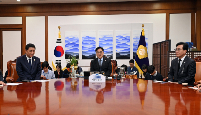 13일 국회에서 우원식 국회의장 주재로 열린 여야 교섭단체 원내대표 회동에서 우 의장이 발언하고 있다. 더불어민주당 김병기 원내대표, 우 의장, 국민의힘 송언석 원내대표. 연합뉴스