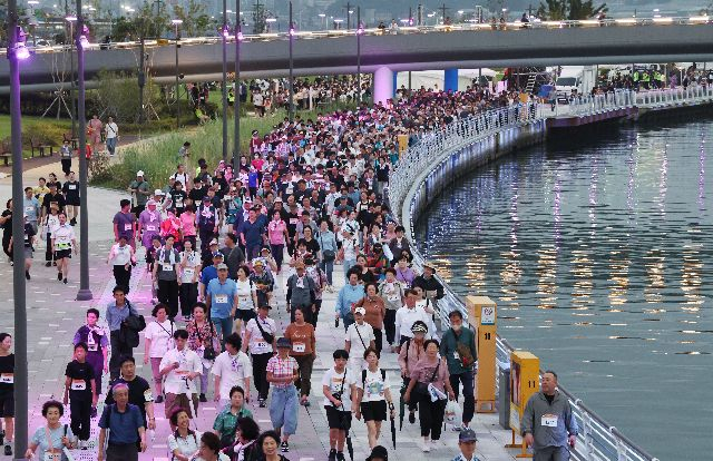 북항친수공원의 공식 명칭을 결정하는 절차가 중단됐다. 사진은 지난달 14일 북항친수공원에서 열린 ‘노을빛 걷기대회’ 모습. 부산일보DB
