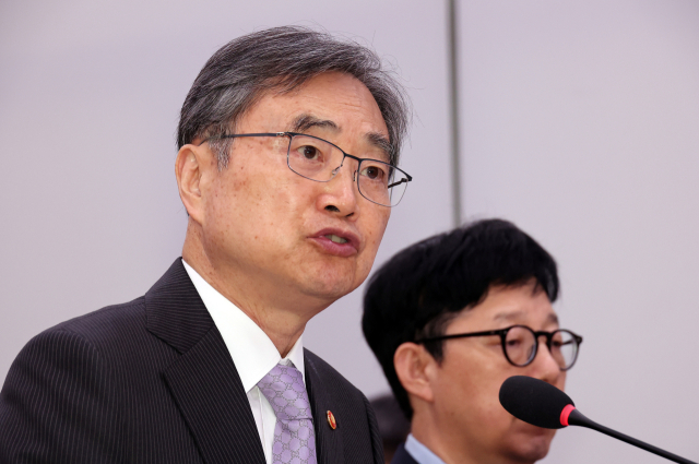 조현 외교부 장관이 13일 서울 여의도 국회에서 열린 외교통일위원회 국정감사에서 의원 질의에 답하고 있다. 연합뉴스