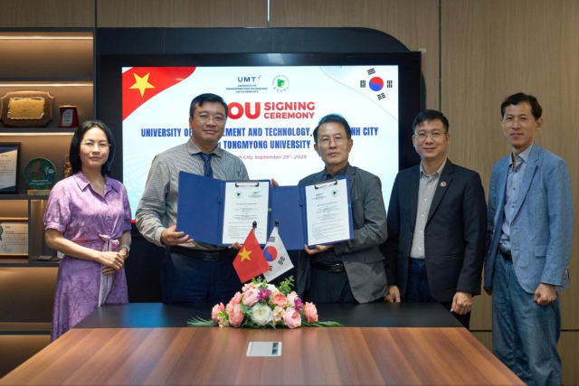 지난 1일 베트남 호찌민시 경영기술대학교(UMT) 응우옌 칸 투안 부총장(왼쪽에서 두 번째)이 동명대학교 BIC 기술경영학과 신석현 교수(가운데)와 양 대학 업무 협약을 체결했다. 동명대 제공