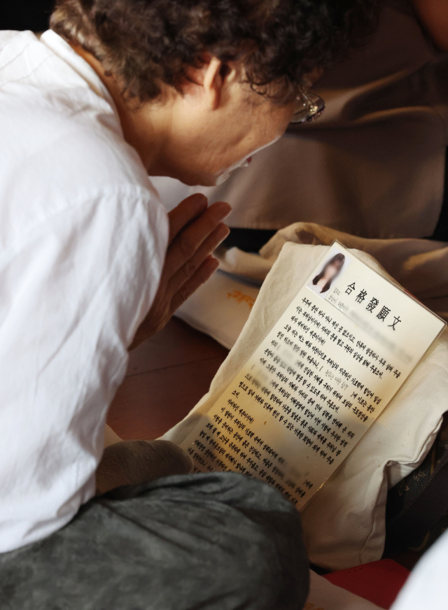 전국 사찰 곳곳에서 수험생들의 학업 성취를 발원하는 부모들의 백일기도가 시작됐다. 지난 8월 6일 부산 부산진구 삼광사에서 열린 ‘대입 수능 백일불공 입재식’에서 부모들이 자녀들의 합격을 기원하고 있다. 정종회 기자 jjh@