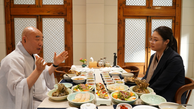 내원정사(부산 서구 서대신동) 지일 주지스님이 이지현 동아대병원 혈액종양내과 교수에게 사찰음식에 대해 설명하고 있다.