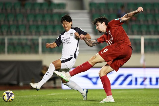 부산아이파크의 공격수 곤잘로(오른쪽)가 지난달 21일 부산 구덕운동장에서 열린 전남 드래곤즈와의 경기에서 슛을 날리고 있다. 부산아이파크 제공