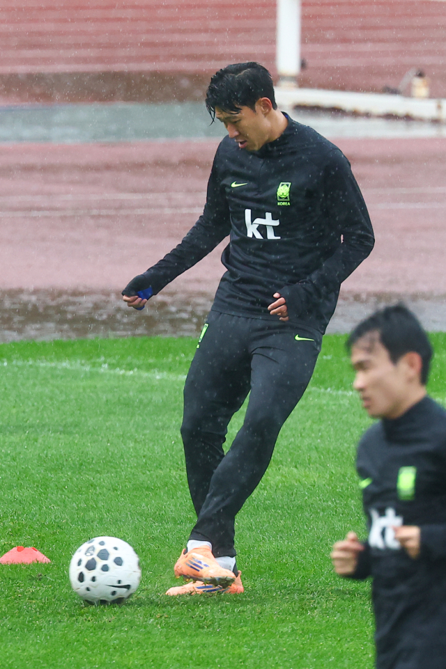 대한민국 축구 국가대표팀 손흥민이 파라과이와의 평가전을 하루 앞둔 13일 경기도 고양시 고양종합운동장 보조구장에서 공식훈련을 하고 있다. 연합뉴스