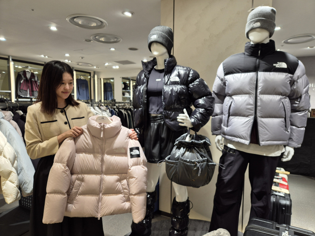 롯데백화점 부산본점 노스페이스 화이트라벨은 다양한 아우터를 선보인다. 롯데백화점 제공