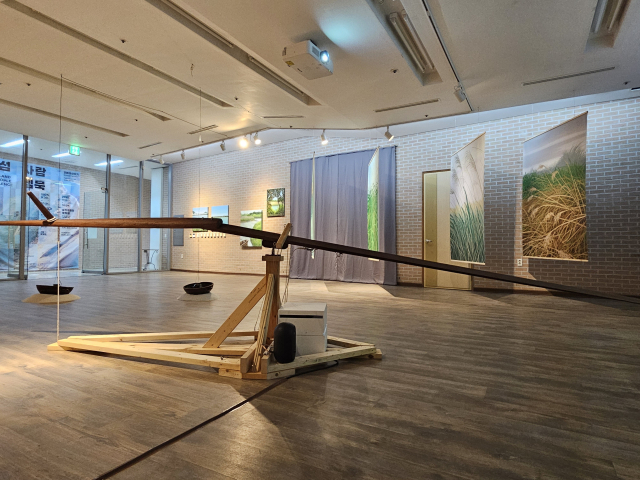 요산김정한문학관과 또따또가에서 열리고 있는 <모래톱 이야기> 전시 모습. 김효정 기자