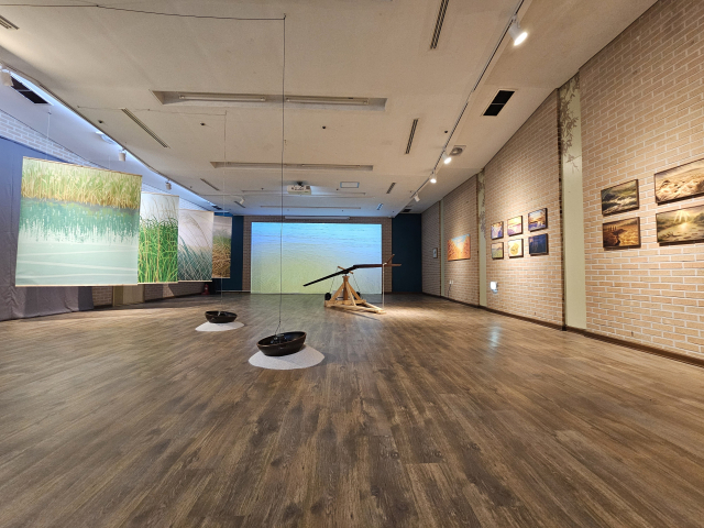 요산김정한문학관과 또따또가에서 열리고 있는 <모래톱 이야기> 전시 모습. 김효정 기자