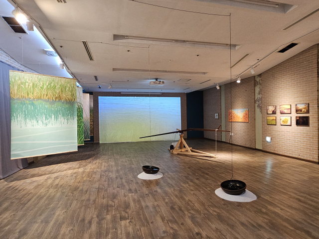 요산김정한문학관과 또따또가에서 열리고 있는 <모래톱 이야기> 전시 모습. 김효정 기자