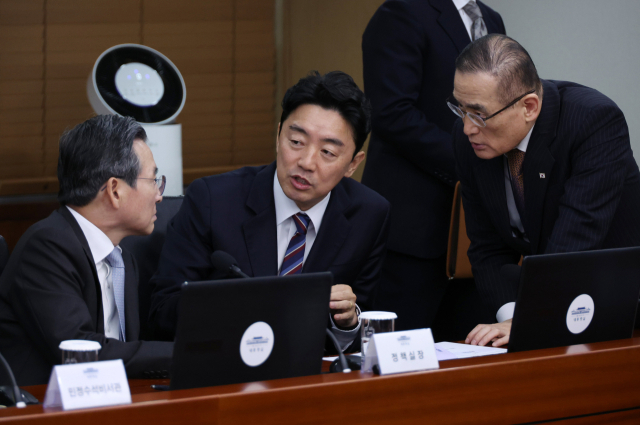 강훈식 대통령비서실장(가운데)과 위성락 국가안보실장(오른쪽), 김용범 정책실장이 13일 용산 대통령실에서 열린 수석보좌관회의에서 대화하고 있다. 연합뉴스