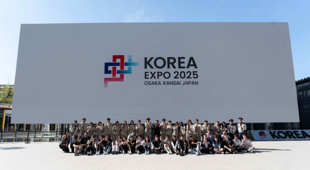 한국관 스태프들이 지난 7일 오사카엑스포 한국관을 배경으로 단체 사진을 찍고 있다. 코트라 제공