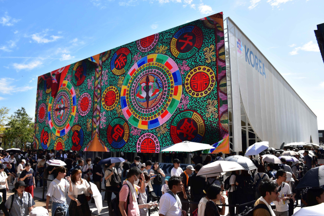 오사카엑스포 관람객들이 지난 9월 27일 한국관 입장을 위해 대기열에서 줄을 서고 있다. 코트라 제공