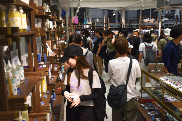 오사카엑스포 관람객들이 지난 9월 7일 한국관 상업시설에서 한국 상품을 구경하고 있다. 코트라 제공