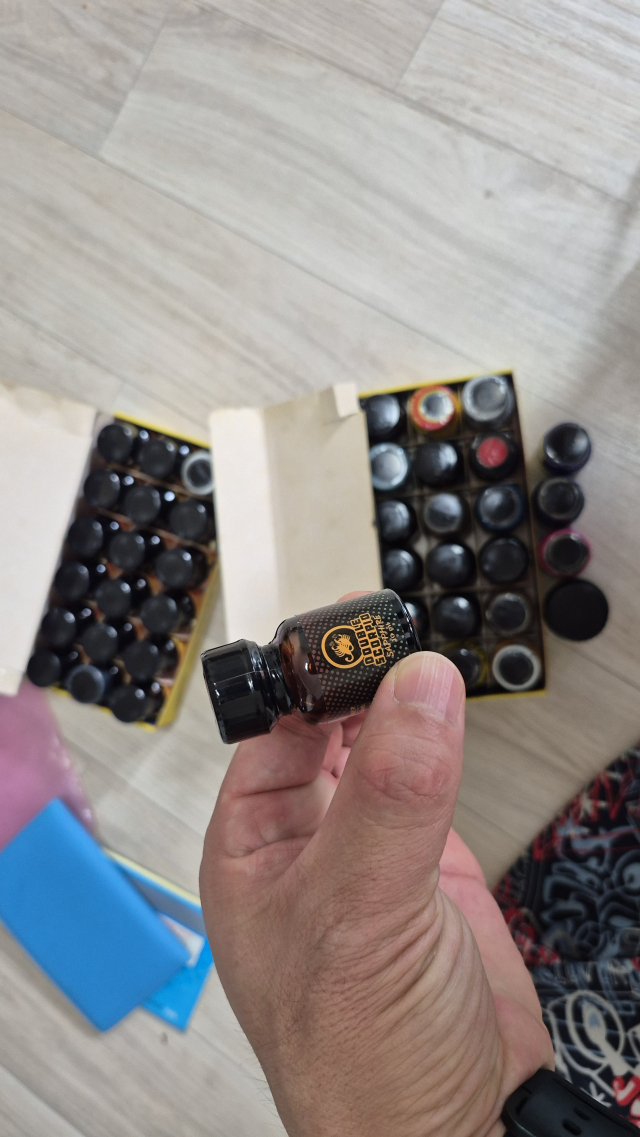 부산세관 관계자가 A 씨가 보관하던 러쉬를 확인하고 있다. 부산세관 제공