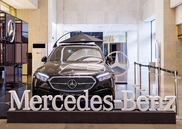 롯데백화점 부산본점에서 전시되고 있는 메르세데스-벤츠 ‘E 200 AMG 라인’. 한성모터스 제공