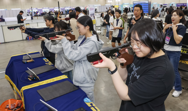 14일 부산 해운대구 벡스코 제1전시장에서 ‘2025 부산교육한마당’이 열려 스포츠챌린지존에 학생들이 레이저사격을 체험하고 있다. 부산교육청이 추진한 교육정책의 주요 성과를 소개하고, 부산교육이 나아갈 방향에 대한 다양한 교육사업들을 직접 체험할 수 있는 이번 행사는 15일까지 이틀간 열린다. 김종진 기자 kjj1761@