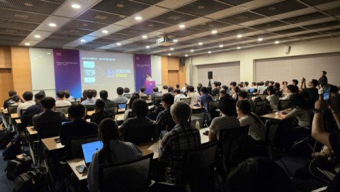 부산과학기술대 이상석 부총장이 AI·DX 혁신 사례 주제 발표를 하고 있다. 부산과학기술대 제공