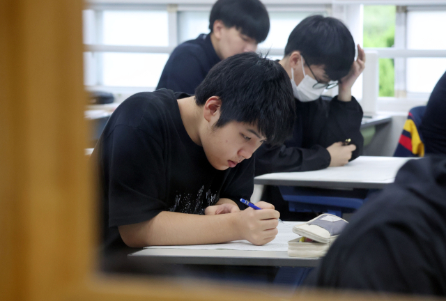 2026학년도 대학수학능력시험을 30일 남겨두고 마지막 전국연합학력평가가 실시된 14일 부산 금정구 내성고등학교에서 3학년 학생들이 진지한 모습으로 시험 문제를 풀고 있다. 정종회 기자 jjh@