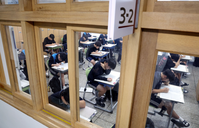 2026학년도 대학수학능력시험을 30일 남겨두고 마지막 전국연합학력평가가 실시된 14일 부산 금정구 내성고등학교에서 3학년 학생들이 진지한 모습으로 시험 문제를 풀고 있다. 정종회 기자 jjh@
