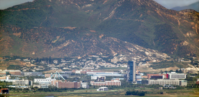 경기도 파주시 접경지역에서 바라본 개성공단 내 폭파된 남북공동연락사무소 청사(왼쪽)와 부서진 개성공단지원센터. 연합뉴스