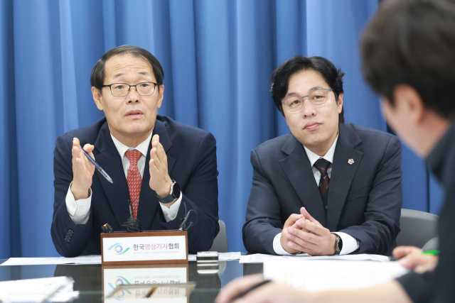 부산시 이준승(왼쪽) 행정부시장과 김태효 부산시의원이 14일 부산시청 기자실에서 '제1차 부산시 끼인세대 지원 종합계획'을 설명하고 있다. 부산시 제공