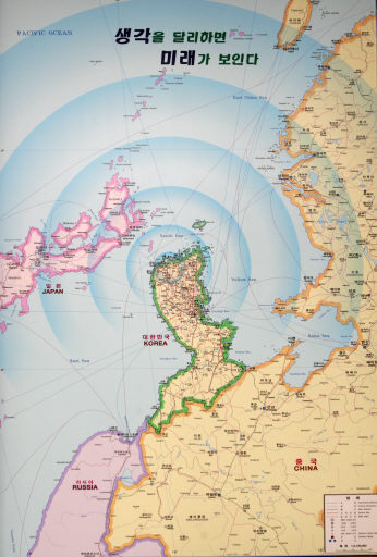 김태호 전 경남도지사 시절 집무실에 걸려 있던 한반도 지도. 아래위가 전복된 이 지도를 보면 상경의 의미가 달리 보인다.