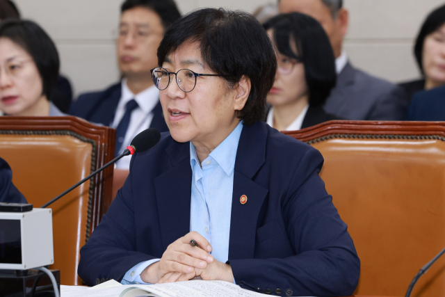 14일 서울 영등포구 여의도 국회에서 열린 보건복지부 등에 대한 보건복지위원회 국정감사에서 정은경 보건복지부 장관이 의원 질의에 답하고 있다. 연합뉴스