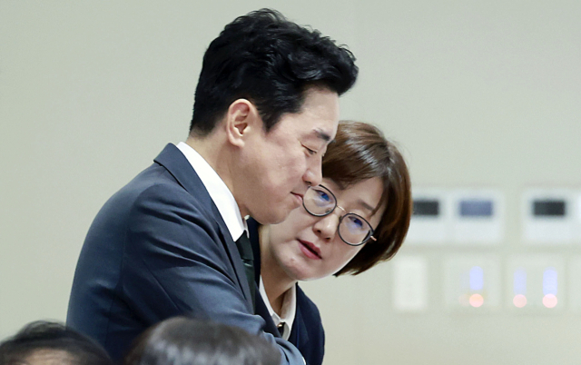 강훈식 대통령 비서실장(왼쪽)과 김현지 제1부속실장이 14일 용산 대통령실에서 열린 국무회의에서 대화하고 있다. 연합뉴스