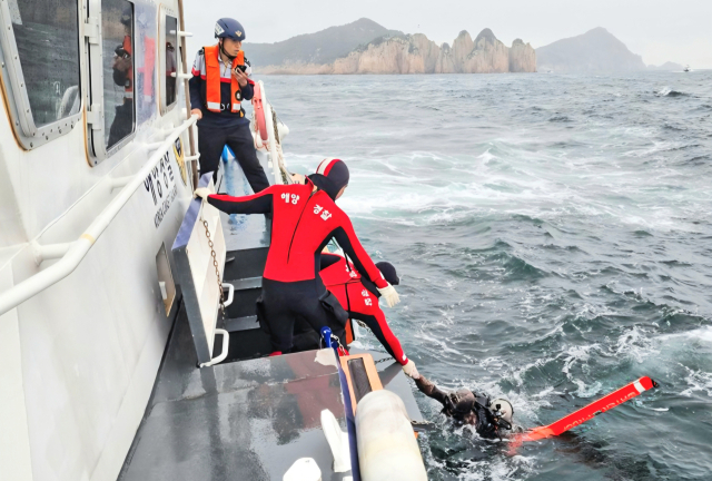 통영시 한산도 인근에서 수중레저활동을 하다 조류에 떠밀려 표류하던 40대 남성이 해양경찰 도움으로 무사히 귀가했다. 통영해양경찰서 구조대가 표류 중인 실종자를 구조하고 있다. 통영해양경찰서 제공