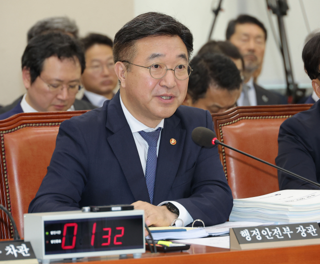 윤호중 행정안전부 장관이 14일 서울 여의도 국회에서 열린 행정안전위원회 국정감사에서 의원 질의에 답변하고 있다. 연합뉴스