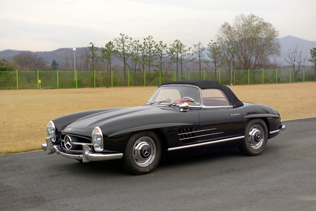 ‘2025 서울 클래식카쇼’에 전시되는 현대차 ‘포니 왜건’(위)과 메르세데스-벤츠 ‘300 SL 로드스터’. 현대차·한국클래식카협회 제공