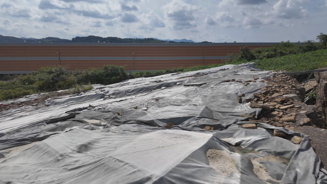 진주시 정촌면 공룡발자국 화석산지 모습. 천연기념물 지정 4년이 지났지만 여전히 보호각조차 없는 상태다. 김현우 기자