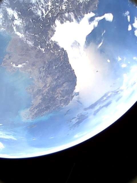 ‘진주샛-1B’가 우주에서 촬영해 보내온 한반도 사진. 진주시 제공